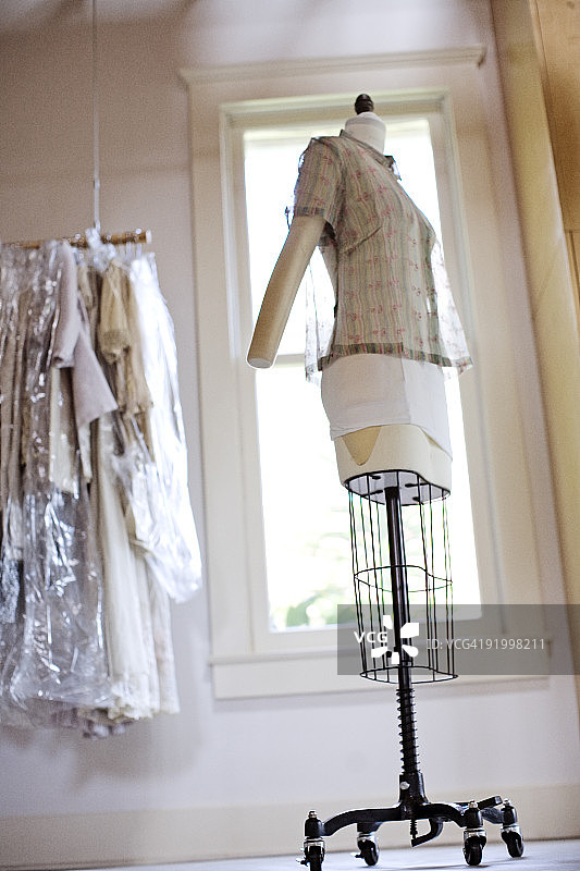 设计师工作室的服装模型上的女式衬衫图片素材