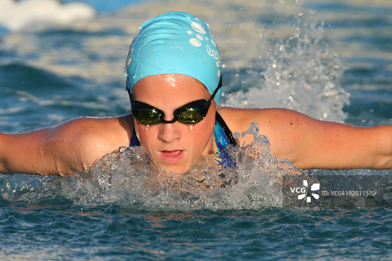 游泳的女孩图片素材