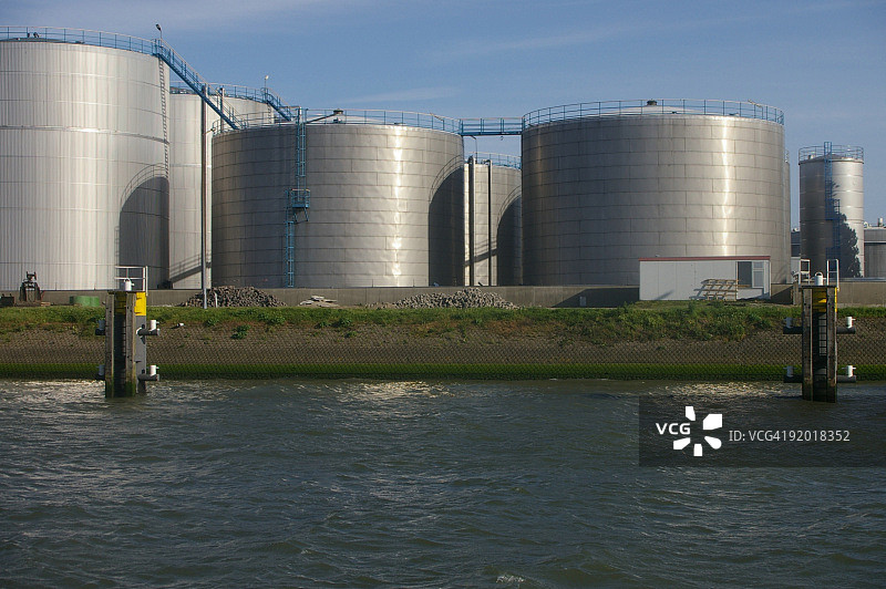 水边的储罐图片素材