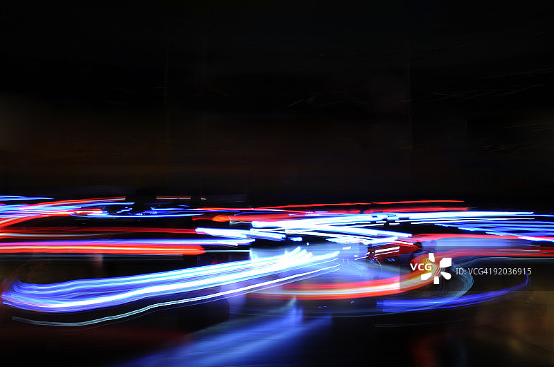 抽象蓝红色水平灯光交通模糊背景图片素材