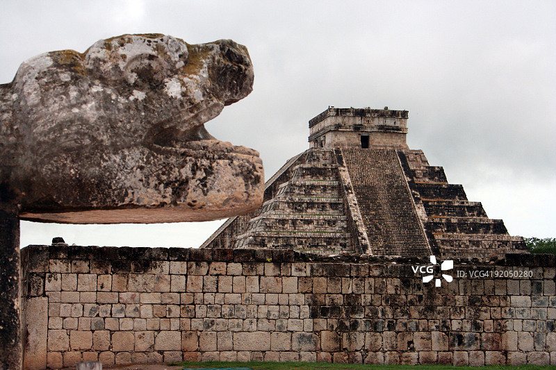 墨西哥奇琴伊察玛雅金字塔守护蛇图片素材