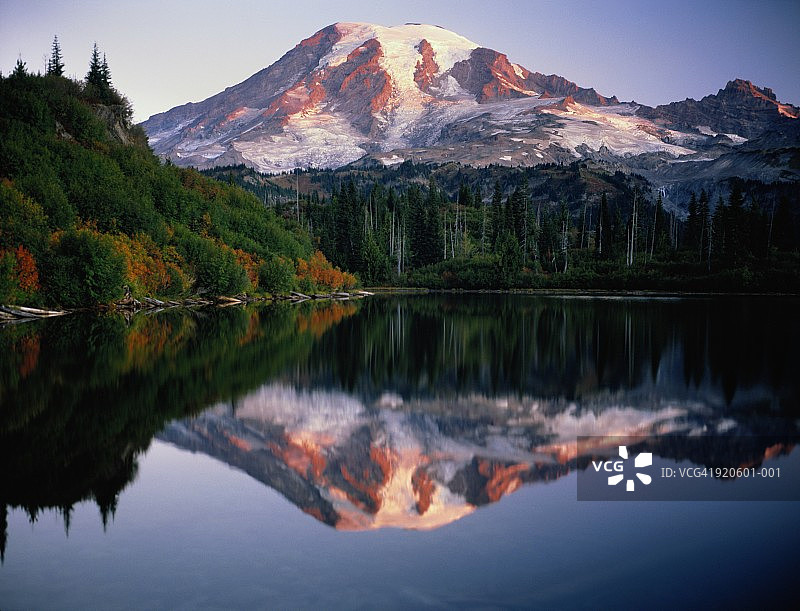 美国华盛顿州，雷尼尔山倒映在长椅湖中图片素材