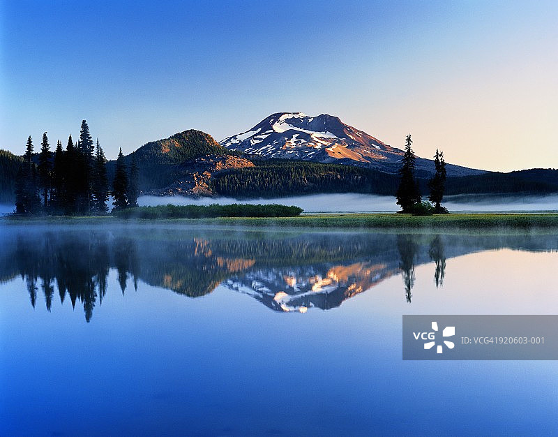美国俄勒冈州斯帕克斯湖中倒映的南锡斯塔山图片素材