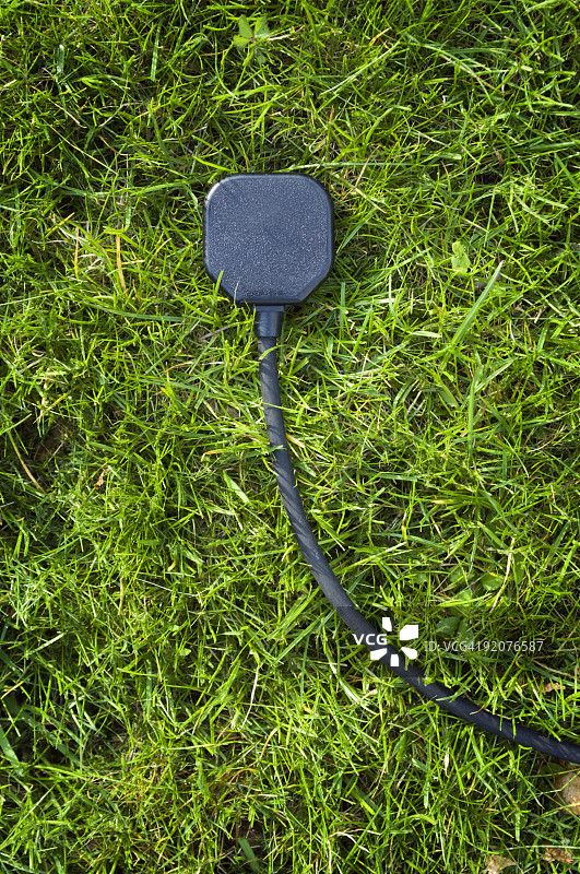 连接到绿色能源的电源线图片素材