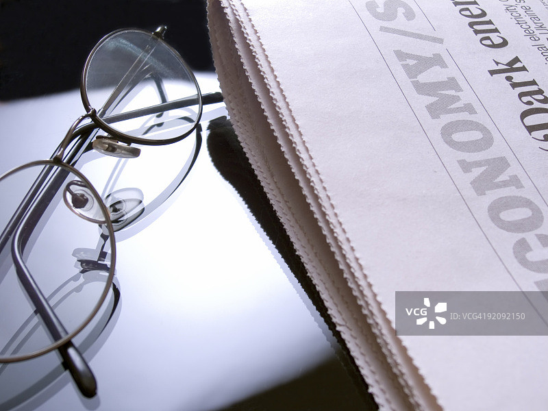 报纸和眼镜图片素材