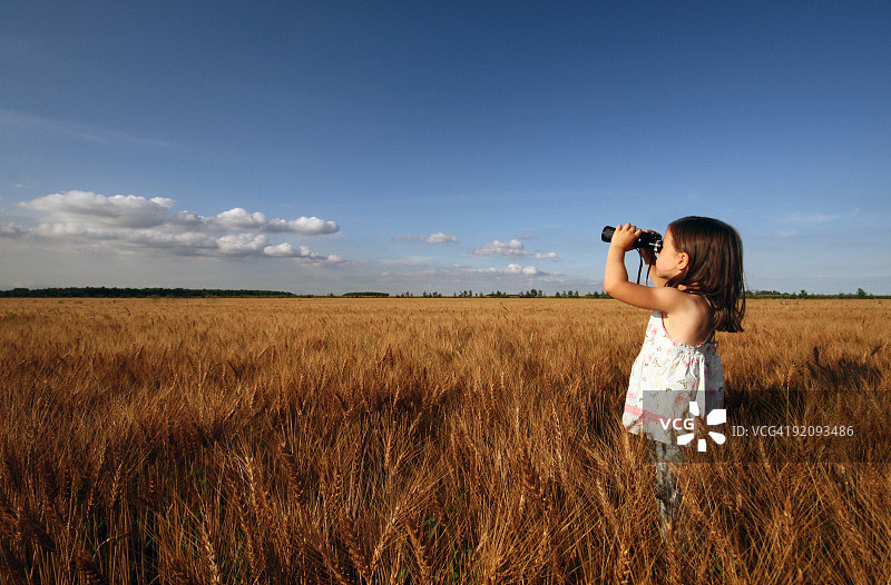 小女孩在麦田里玩耍图片素材