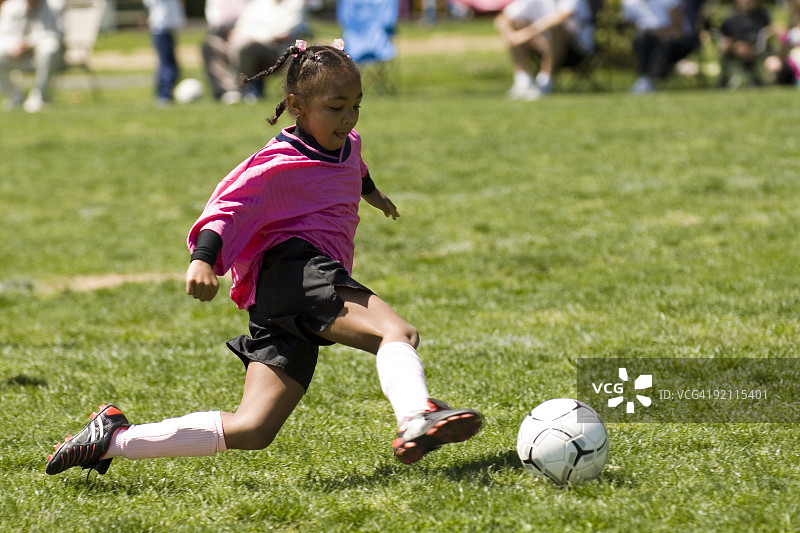 强力足球踢图片素材
