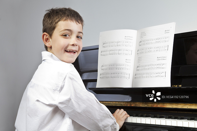 年轻的钢琴演奏者图片素材