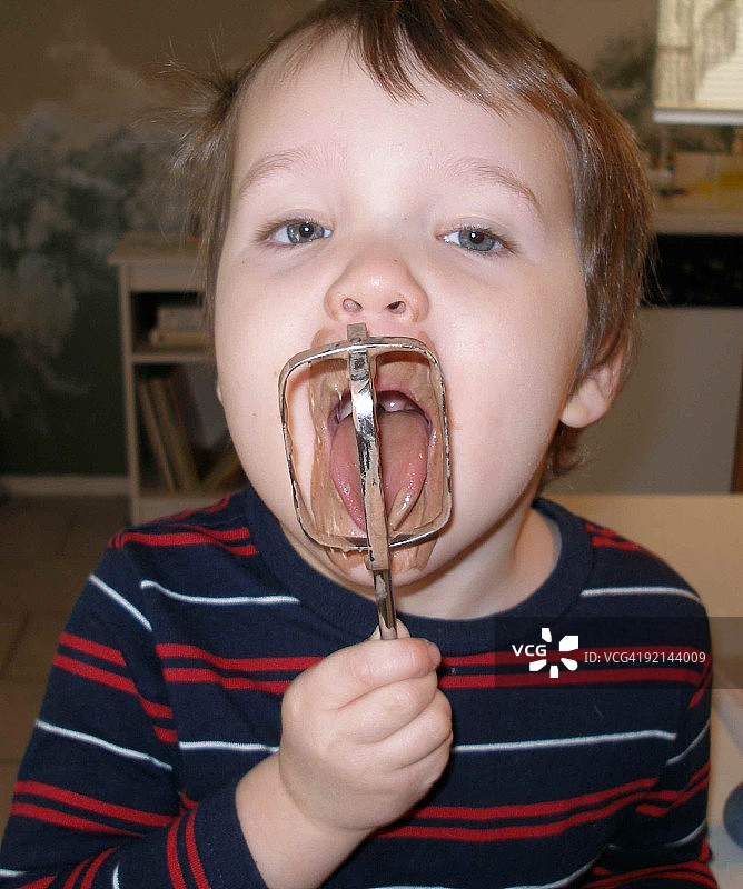 男孩舔搅拌器图片素材