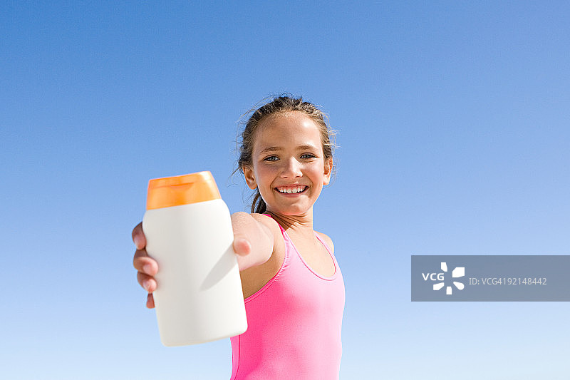 穿着粉色泳衣的女孩拿着饮料瓶图片素材