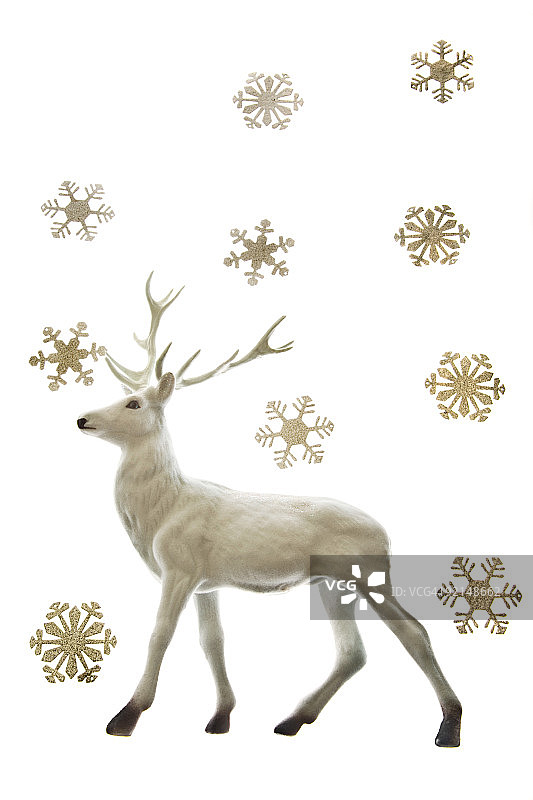 驯鹿小雕像和雪花图片素材