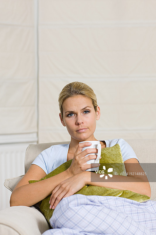 生病的女人喝着热饮图片素材
