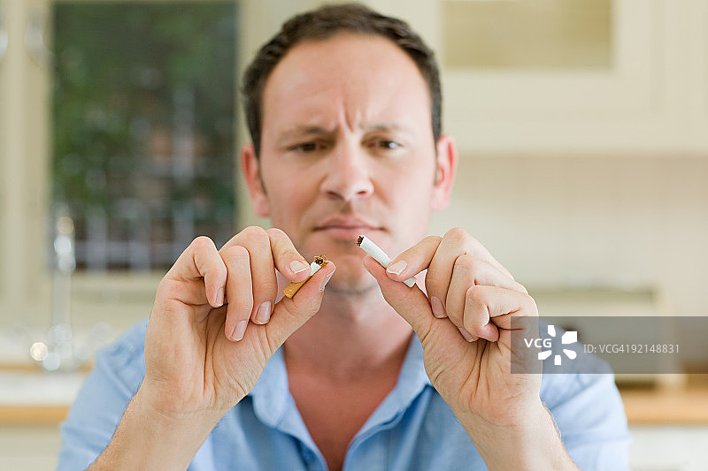 男人折断香烟图片素材