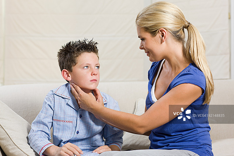 母亲触摸儿子的脖子图片素材