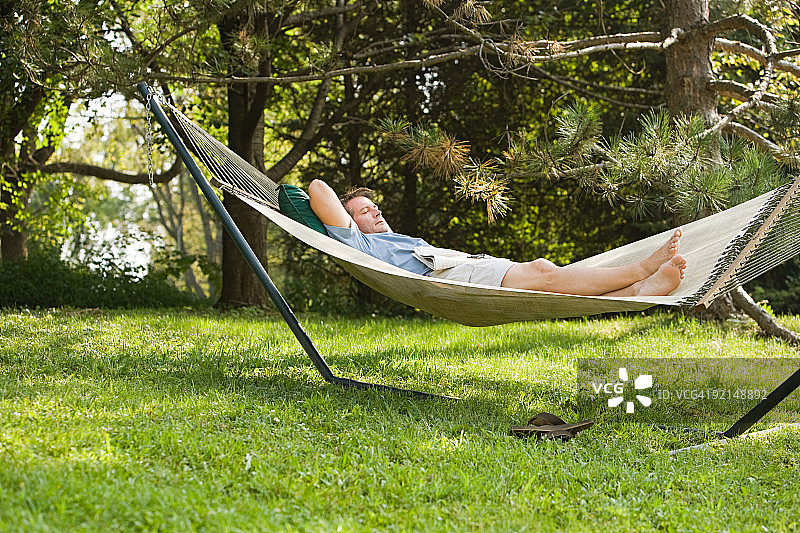 躺在吊床上的男人图片素材