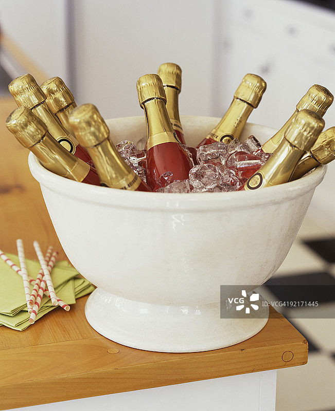 冰镇香槟图片素材