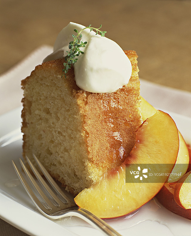 新鲜桃子蛋糕切片图片素材