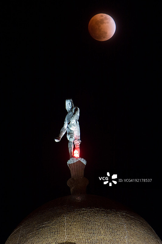 内布拉斯加州议会大厦上空的月食图片素材