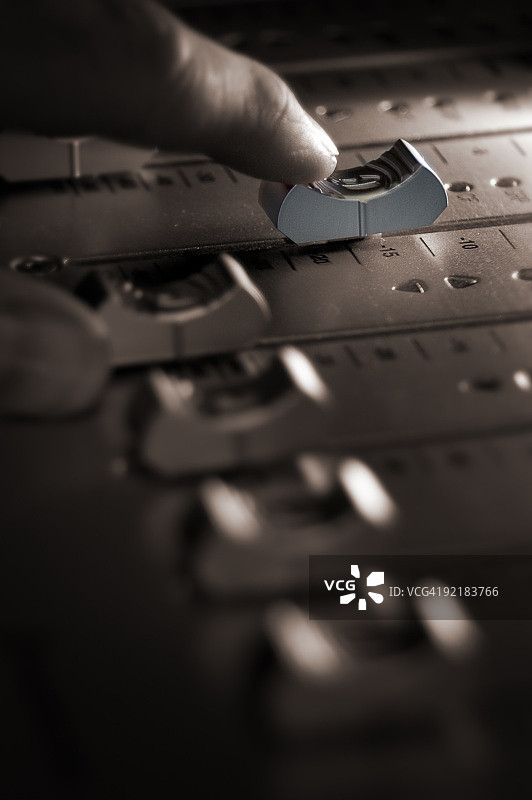 音频工作室（混音台推子手指）图片素材