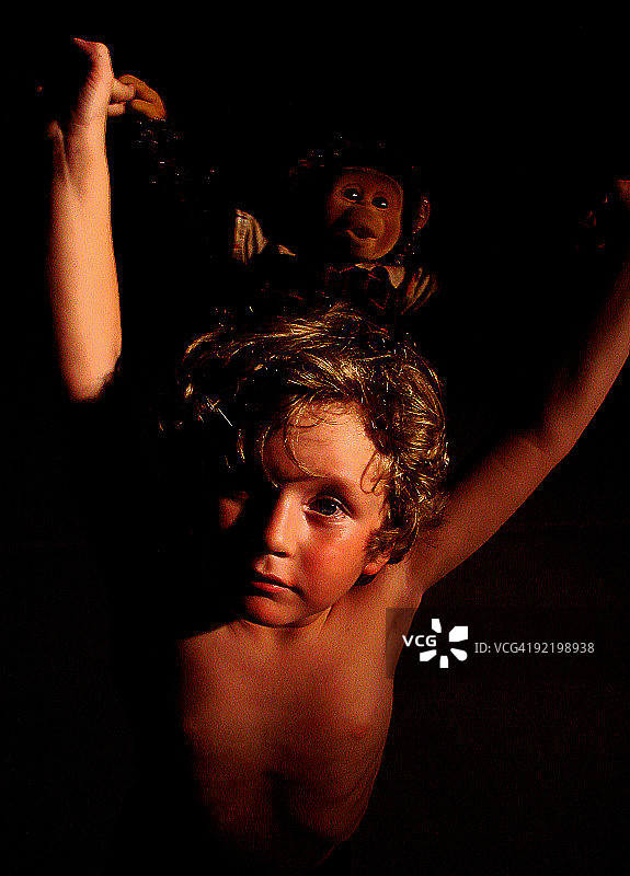 背着猴子的男孩图片素材