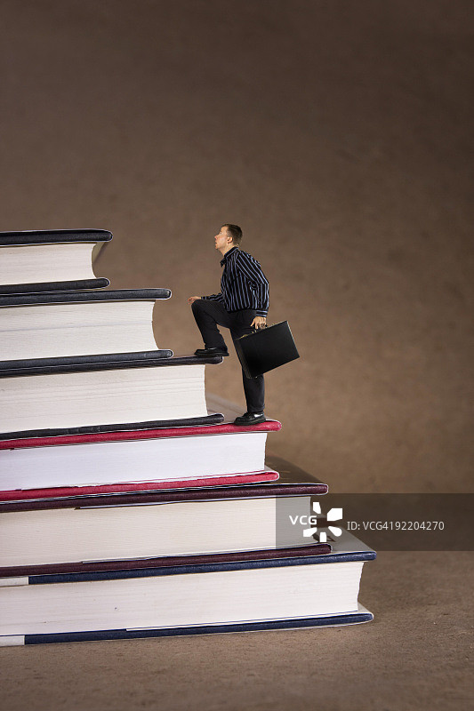商人攀登书籍（金钱与概念系列）图片素材