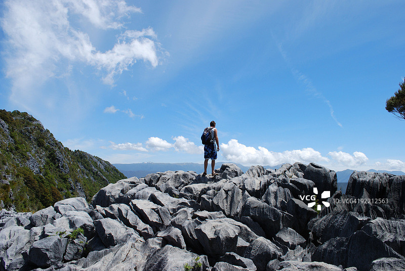 新西兰塔卡卡山喀斯特岩石上的徒步者图片素材