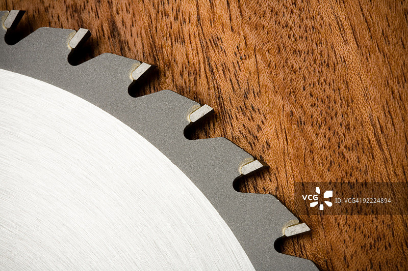 木材上的锯片图片素材