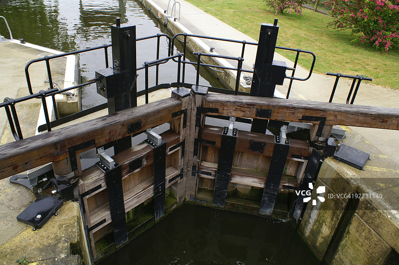 关闭的船闸闸门图片素材