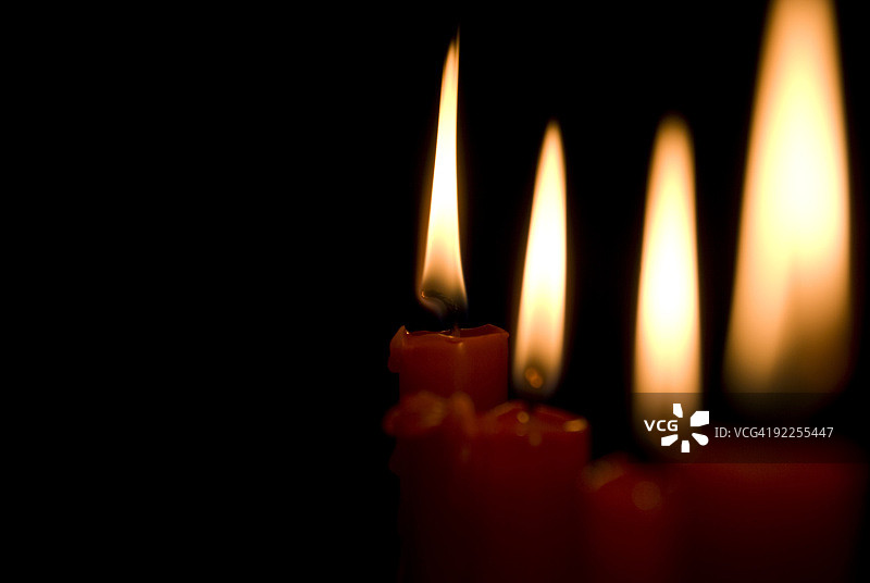 黑暗中的蜡烛图片素材