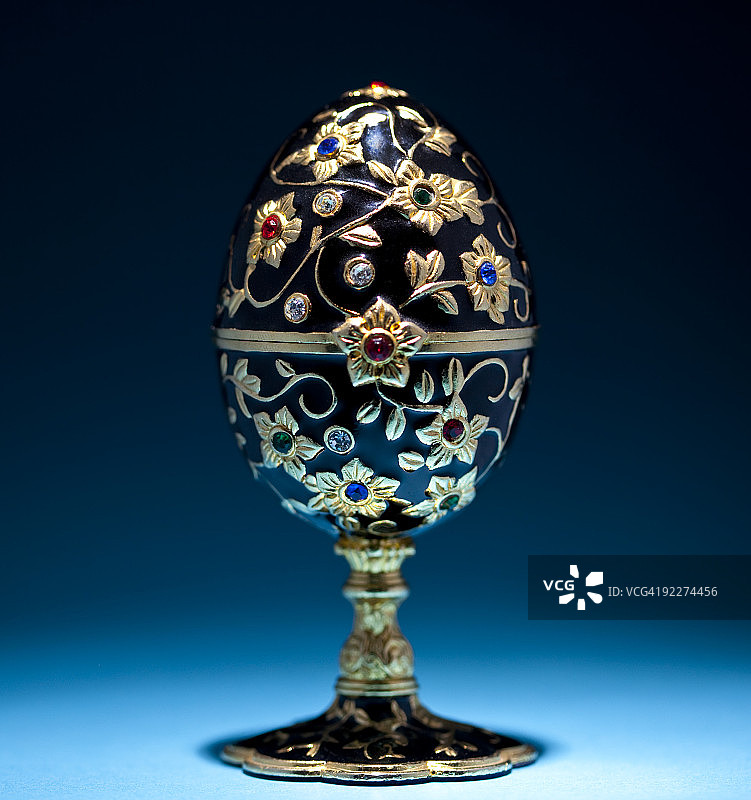 金色镶边的法贝热彩蛋图片素材