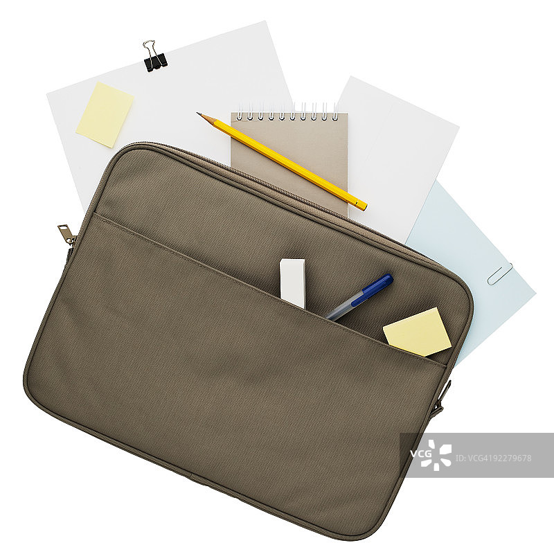 装有钢笔、铅笔、纸张和笔记的公文包图片素材