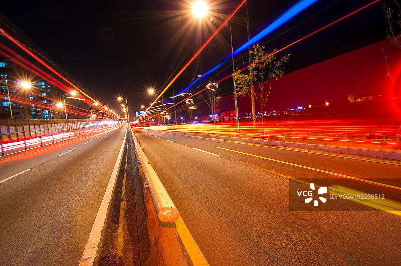 高速公路上的光轨图片素材