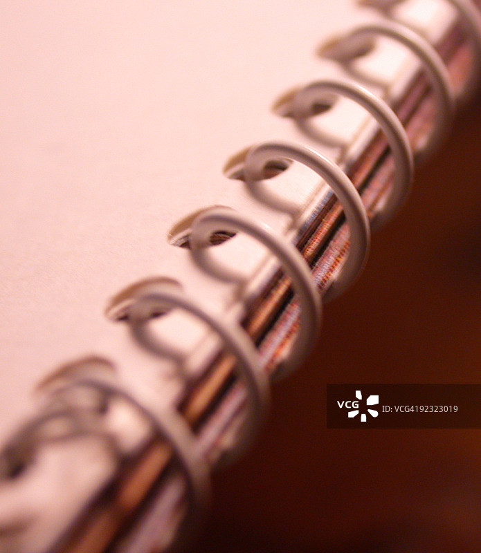 棕褐色螺旋笔记本特写，带复制空间图片素材