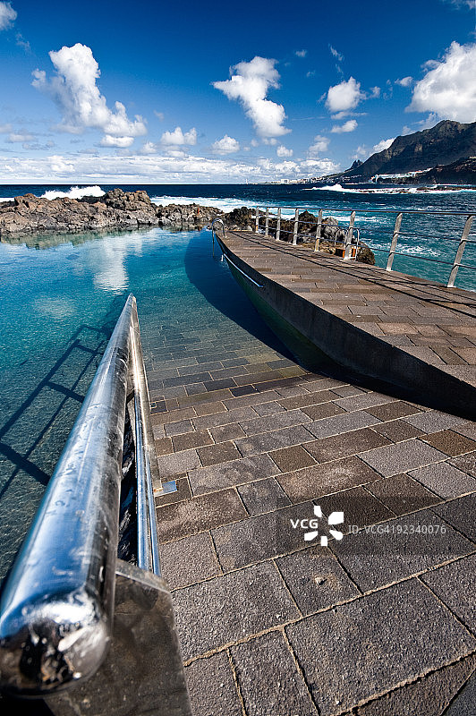 通往天然海水游泳池的坡道图片素材