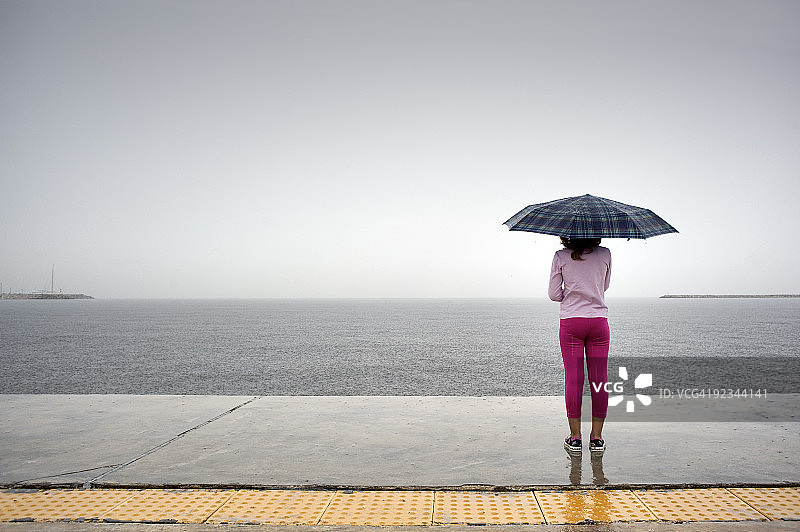 海上的雨景图片素材