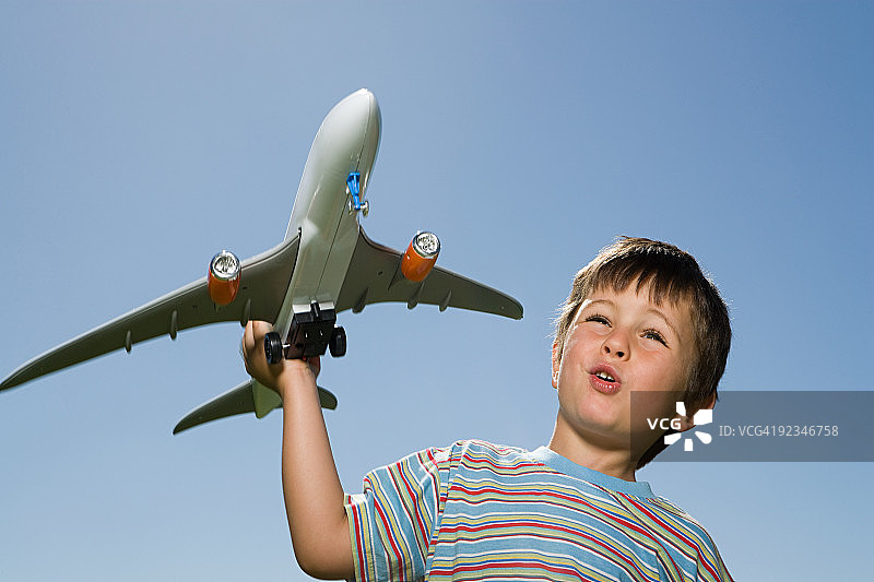 玩玩具飞机的男孩图片素材