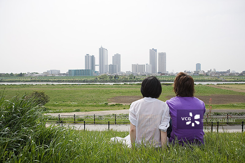 情侣欣赏城市天际线图片素材
