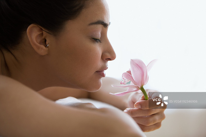 年轻女人手持兰花图片素材