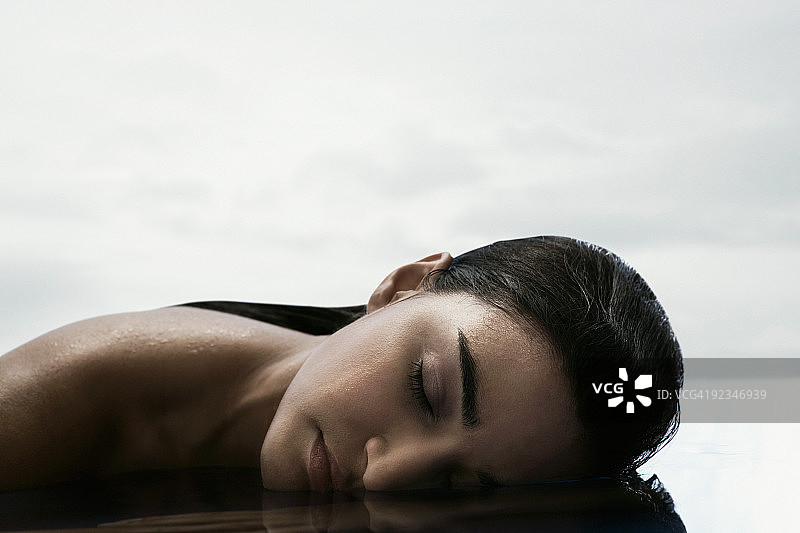 脸在水中的年轻女子图片素材