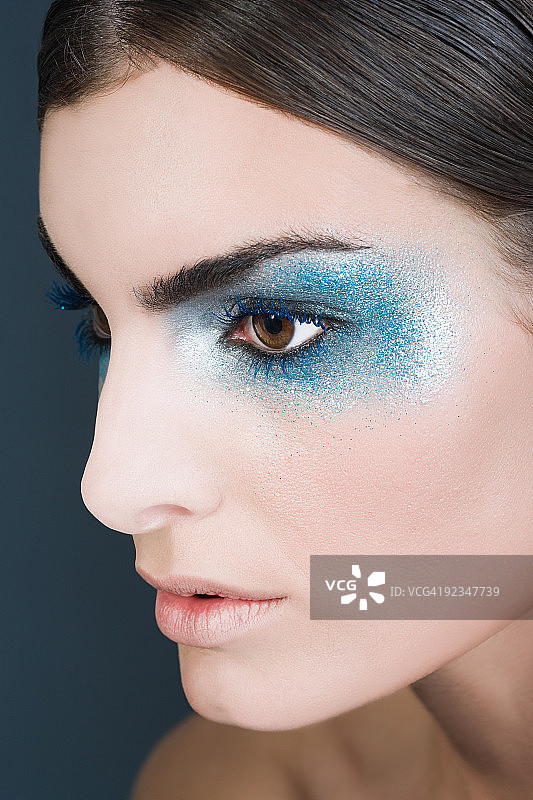 化着蓝色闪光眼妆的女人图片素材