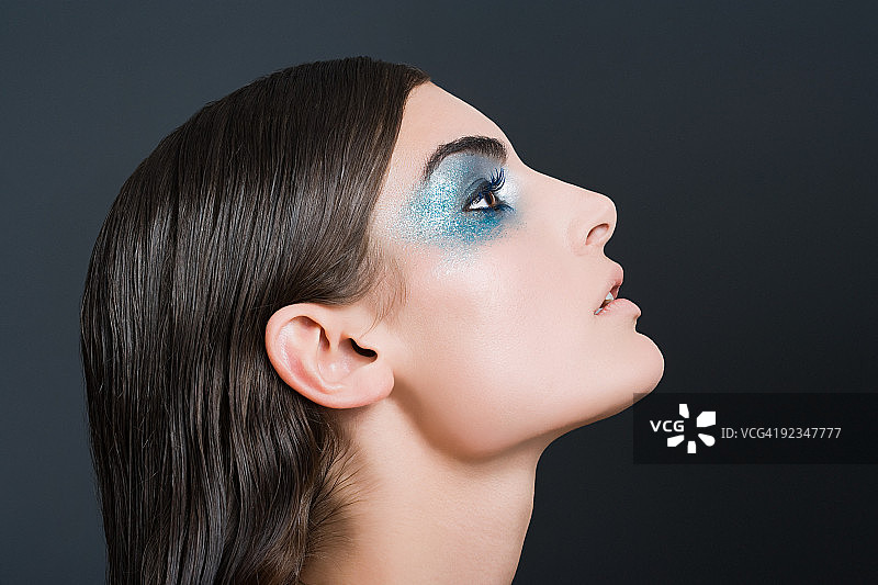 化着蓝色闪光眼妆的女人图片素材