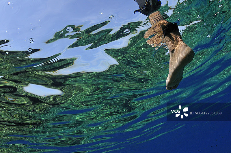 男子赤脚在水下试水图片素材