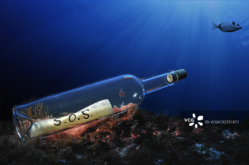 海底装有SOS信息的鱼瓶图片素材