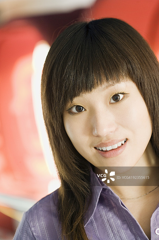 微笑的年轻亚洲女性图片素材