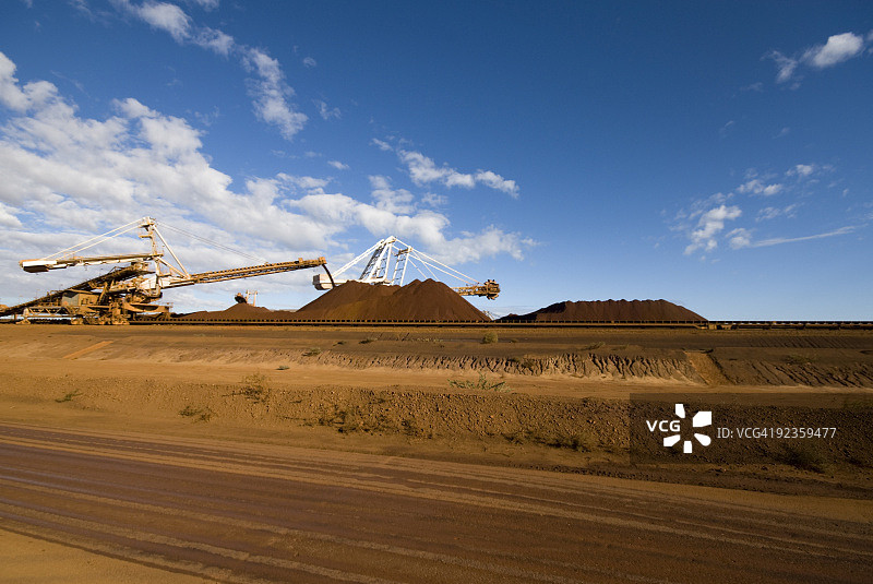 铁矿装载矿场的回收堆垛机图片素材