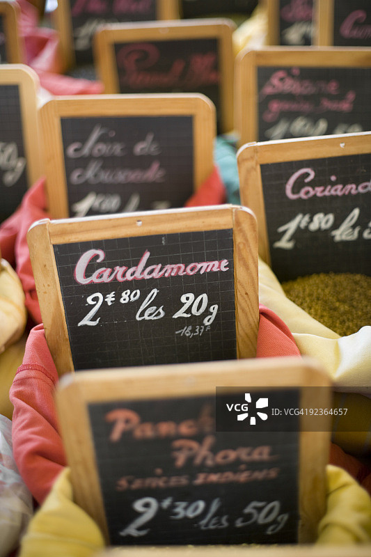 法国市场的香料手写黑板标志图片素材