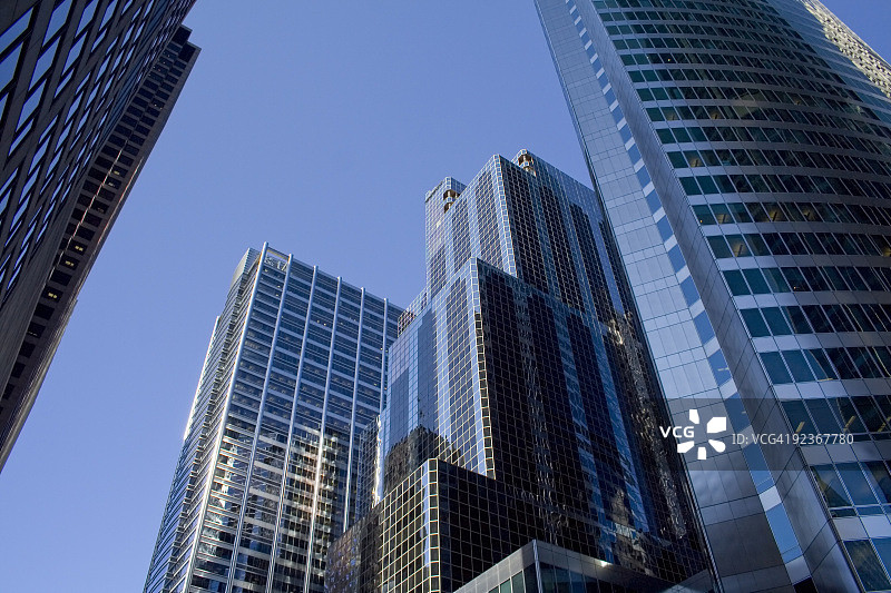 仰望芝加哥的蓝色玻璃现代办公楼图片素材