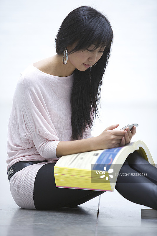 手持手机的年轻亚洲女性图片素材