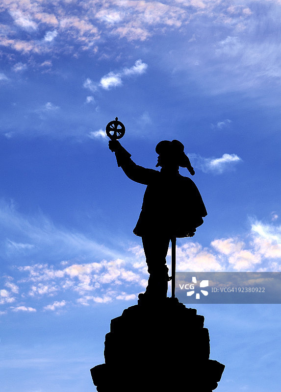 黄昏时的雕像图片素材