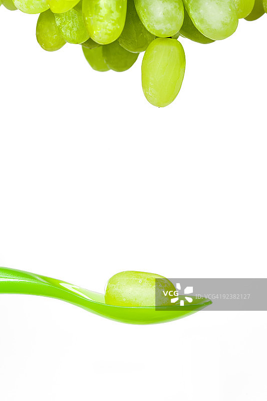 绿色葡萄和绿色勺子图片素材